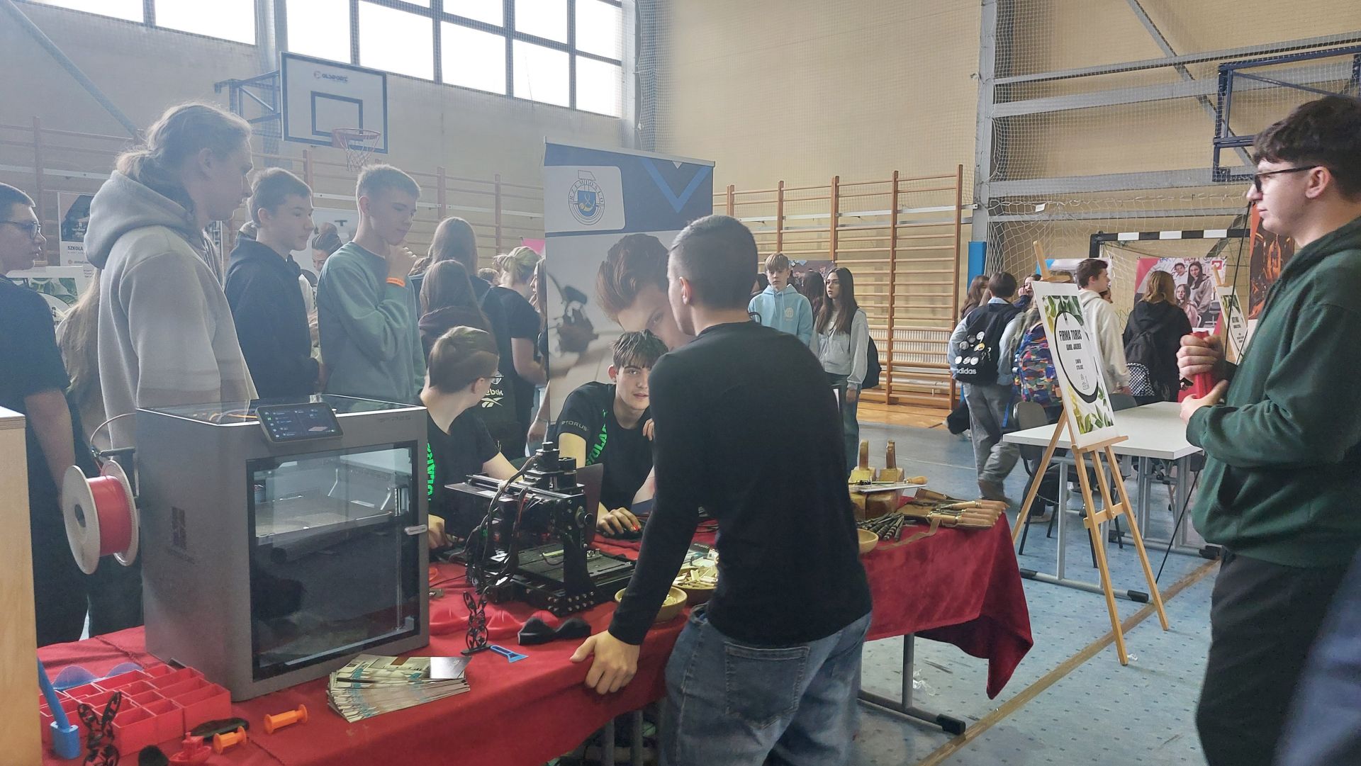 Zdjęcie stoiska związanego z kształceniem w zakresie mechaniki